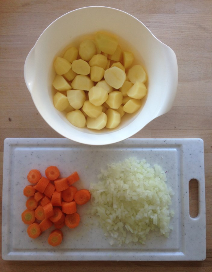 kartoffel-suppe-schnibbeln